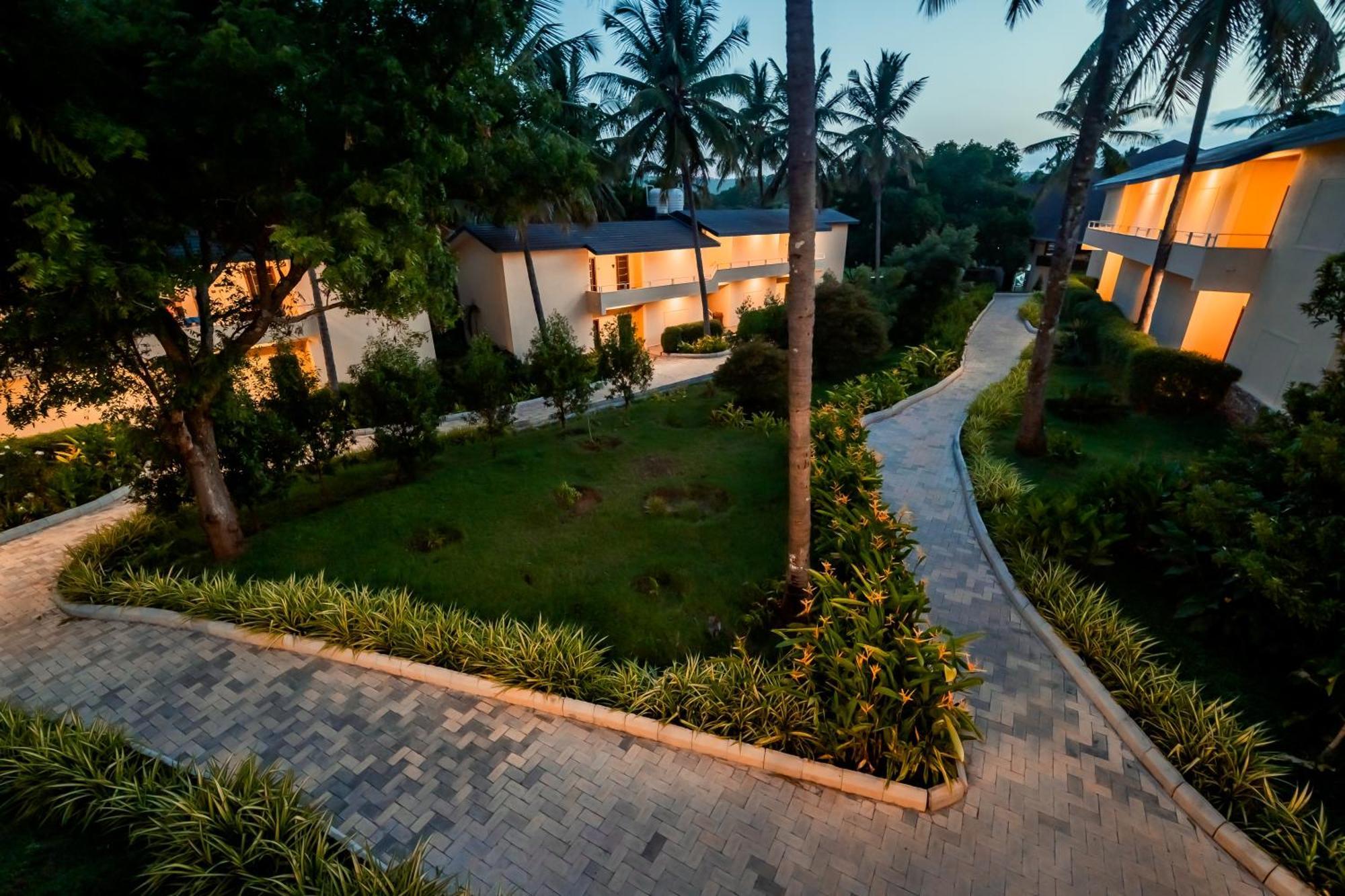 Commune18 Spa Resorts จิกมากาลูร์ ภายนอก รูปภาพ